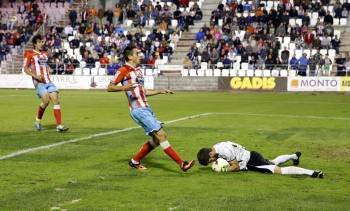 Un delantero del Lugo no llega a tiempo ante el portero (Foto: EL PROGRESO)