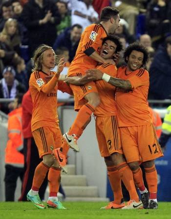 Pepe celebra el gol con Modric, Marcelo y Carvajal. (Foto: TONI ALBIR)