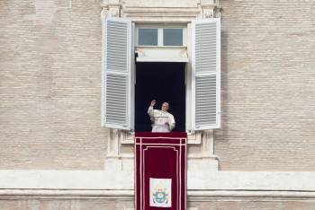 El papa Francisco saluda a los fieles congregados ayer frente al Vaticano. (Foto: CLAUDIO PERI)