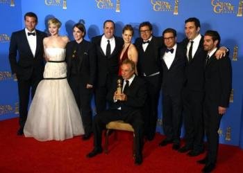El reparto y creadores de 'La Gran Estafa Americana' posan con el Globo de Oro a mejor comedia (Foto: EFE)