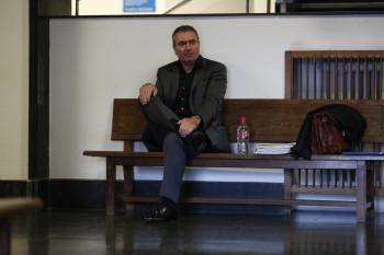 El inculpado, Carlos Martínez Gil, antes del comienzo de la primera sesión del juicio que comenzó ayer. (Foto: XESÚS FARIÑAS)