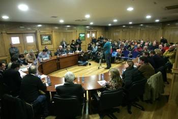 El salón del Concello estuvo abarrotado durante la celebración del pleno sobre las contrataciones. (Foto: MARCOS ATRIO)