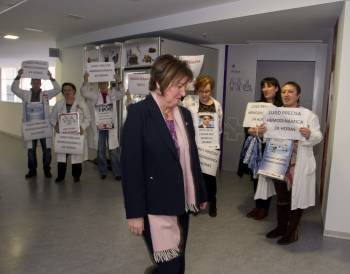 Trabajadoras del Hospital de Lugo protestan ante Rocío Mosquera. (Foto: ELISEO TRIGO)