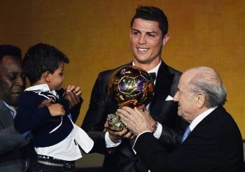 El portugués del Real Madrid Cristiano Ronaldo, en el momento de recoger el Balón de Oro 2013. (Foto: STEFFEN SCHMIDT)
