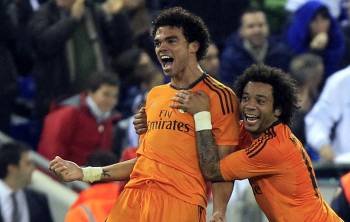 Pepe celebra con Marcelo el gol de la victoria del Real Madrid en Barcelona. (Foto: TONI ALBIR)