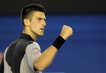 Novak Djokovic celebra la victoria, ayer en Melbourne sobre el eslovaco Lukas Lacko. (Foto: JOE CASTRO)
