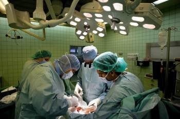 Un grupo de cirujanos durante un trasplante realizado en España durante el pasado año.