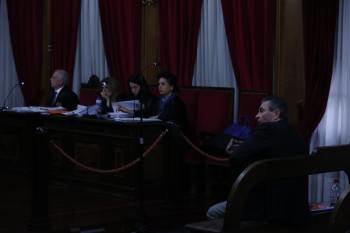 Carlos Martínez Gil -a la derecha- escucha atentamente a los testigos. Al fondo, fiscal y abogados. (Foto: XESÚS FARIÑAS)
