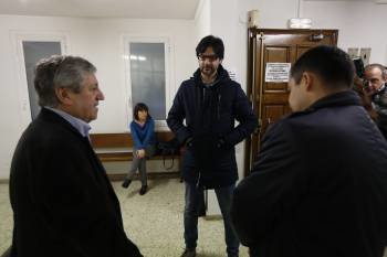 Pumar, (esquerda), e Martínez (centro), a  espera de prestar declaración en sede xudicial. (Foto: MIGUEL ÁNGEL)