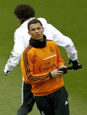 Cristiano Ronaldo, ayer durante el entrenamiento del Real Madrid. (Foto: BALLESTEROS)