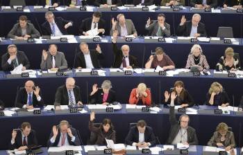 Un grupo de europarlamentarios, durante una de la votaciones desarrolladas ayer en Estrasburgo. (Foto: PATRICK SEEGER)