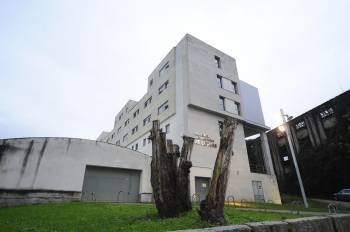 Residencia universitaria 'As Burgas', con la licencia de ocupación definitivamente anulada. (Foto: MARTIÑO PINAL)