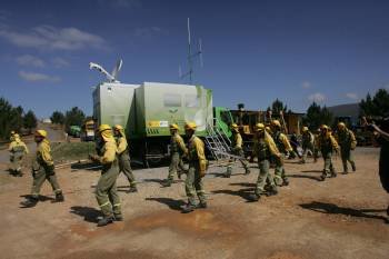 Miembros de la Brif, preparándose en su base de Laza para la intervención en un incendio. (Foto: MARCOS ATRIO)