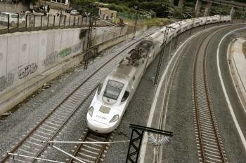 Un tren Alvia pasa por la curva de Angrois el pasado 29 de julio. (Foto: XOÁN REY)