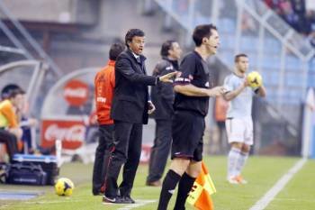 Luis Enrique, entrenador del Celta, dando órdenes a sus hombres. (Foto: A.D.)