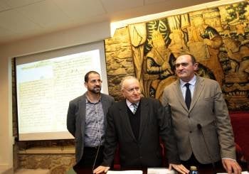 Henrique Monteagudo, Xesús Alonso Montero y Anxo Angueira, durante la presentación de los manuscritos. (Foto: CABALAR)