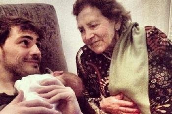 La abuela de Iker mira con ternura a su bisnieto