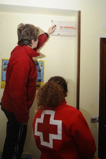 La mujer de J.M., acompañada de una trabajadora de Cruz Roja. (Foto: MIGUEL ÁNGEL)