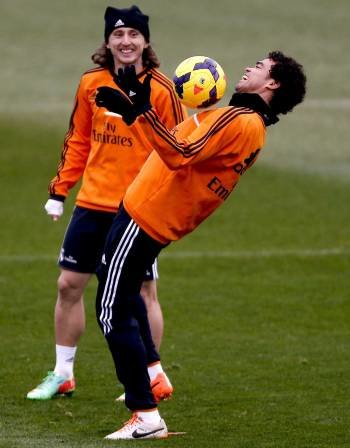 Pepe y Modric, ayer durante el entrenamiento. (Foto: JUANJO MARTÍN)