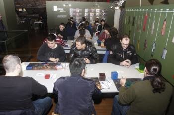 Participantes en el torneo de cartas 'Magic.The gathering'. (Foto: MIGUEL ÁNGEL)