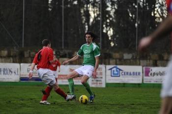 Germán golpea el balón ante Víctor Gallego. (Foto: MARTIÑO PINAL)