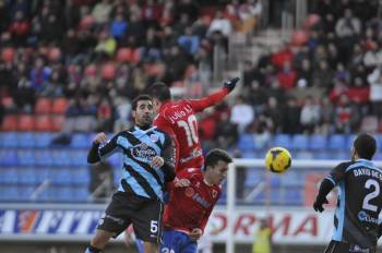 Carlos Pita pelea el balón con dos rivales del Numancia (Foto: EL PROGRESO)