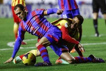 El lateral valenciano del Levante Juanfran pelea la pelota con el chileno Alexis Sánchez. (Foto: GUSTAVO GRILLO)
