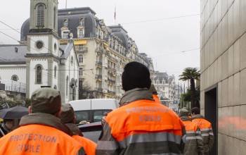 Miembros de Protección Civil, ante el hotel del Montreux donde se desarrollará la conferencia. (Foto: ALINE STAUB)