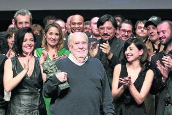 Javier de Armiñán con el Premio Goya de honor que rinde homenaje a toda una carrera en el cine.  (Foto: Agencias)