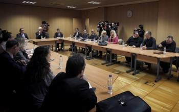 Vista general de la reunión de los nuevos propietarios de Novagalicia, con los portavoces de los trabajadores. (Foto: CABALAR)