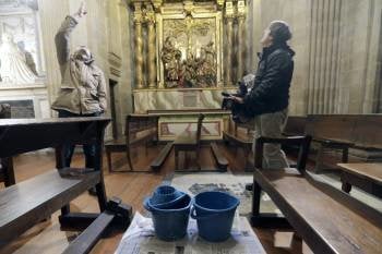Los cubos y palanganas son protagonistas desde hace meses en la catedral de Santiago. (Foto: ARCHIVO)