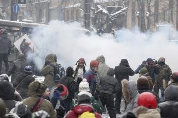 Los enfrentamientos entre policía y manifestantes en Kiev se han cobrado dos víctimas.  (Foto: EFE)
