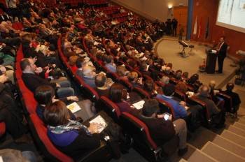 El público escucha la intervención del rector de la Universidad, Salustiano Mato. (Foto: MIGUEL ÁNGEL)