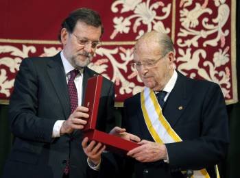 Albor recibe la Gran Cruz de la Orden de Isabel la Católica de manos de Rajoy, en enero de 2013.  (Foto: LAVANDEIRA JR)