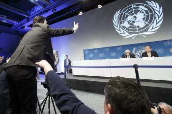 Un periodista pregunta a Ban Ki-moon (a la derecha), acompañado por Lajdar Brahimi.  (Foto: SALVATORE DI NOLFE)