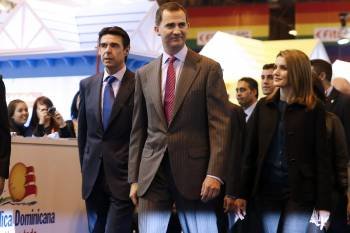 El ministro José Manuel Soria, con los príncipes ayer en la inauguración de Fitur. (Foto: JAVIER LIZÓN)