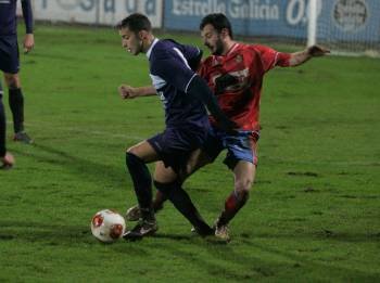El canterano Rubén Arce, autor del 0-2, presiona a un jugador del Marino de Luanco. (Foto: LUIS SEVILLA)