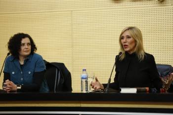 La presentadora de la conferencia, la periodista Marta Rodríguez, junto a la escritora Marta Robles, durante la charla. (Foto: XESÚS FARIÑAS)