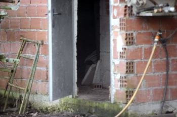 Imagen del cobertizo donde encontraron en Xar, Lalín, al secuestrado.  (Foto: EFE)