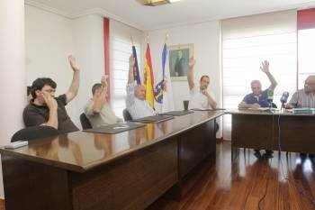 Los ediles del  grupo de gobierno, integrado por el BNG, PSOE Y PP, votando durante un pleno. (Foto: MIGUEL ÁNGEL)