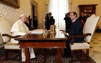 El presidente francés, François Hollande, conversa con el papa Francisco. (Foto: BIANCHI)