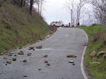 Piedras caídas sobre la carretera de Vilariño, en O Barco.