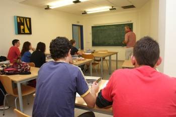 Alumnos en un aula de un centro de formación de Ourense. (Foto: MIGUEL ÁNGEL)