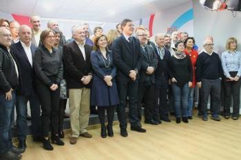 Gómez Besteiro (centro) con los parlamentarios socialistas reunidos ayer en Santiago.