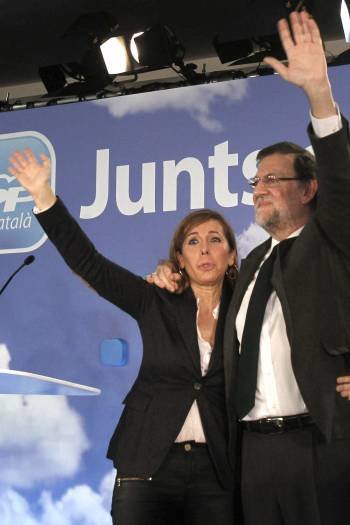 Alicia Sánchez-Camacho y Mariano Rajoy saludan a los asistentes a la convención del PPC. (Foto: ALBERT OLIVÉ)