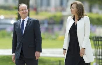 El presidente de Francia, François Hollande, y Valérie Trierweiler, en un acto oficial en París. (Foto: IAN LANGSDON)