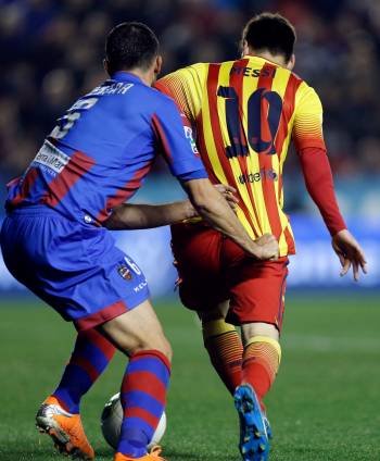 Messi intenta escapar del griego del Levante Vyntra, el miércoles en la Copa. (Foto: J.C. CÁRDENAS)
