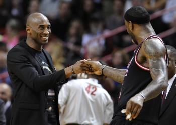 Kobe Bryant se saluda don LeBron James, el pasado jueves en el Staples Center. (Foto: RHONA WISE)
