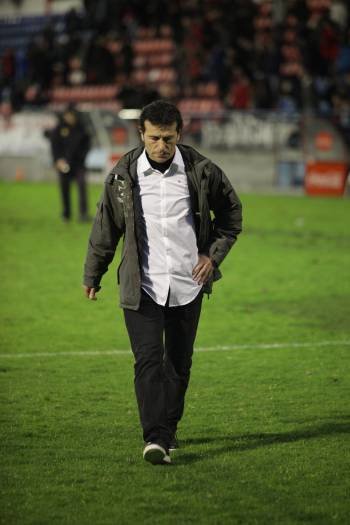 Luisito, entrenador del Ourense, pensativo camino del vestuario alfinal del partido. (Foto: FOTOS: JOSÉ PAZ)