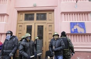 Manifestantes esta mañana ante la sede del Ministerio de Justicia de Kiev.  (Foto: EFE)